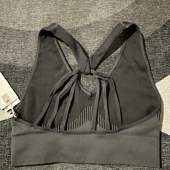 Good American Active Essential Contour Sports Bra Size 3/4 NWT - Picture 2 of 5